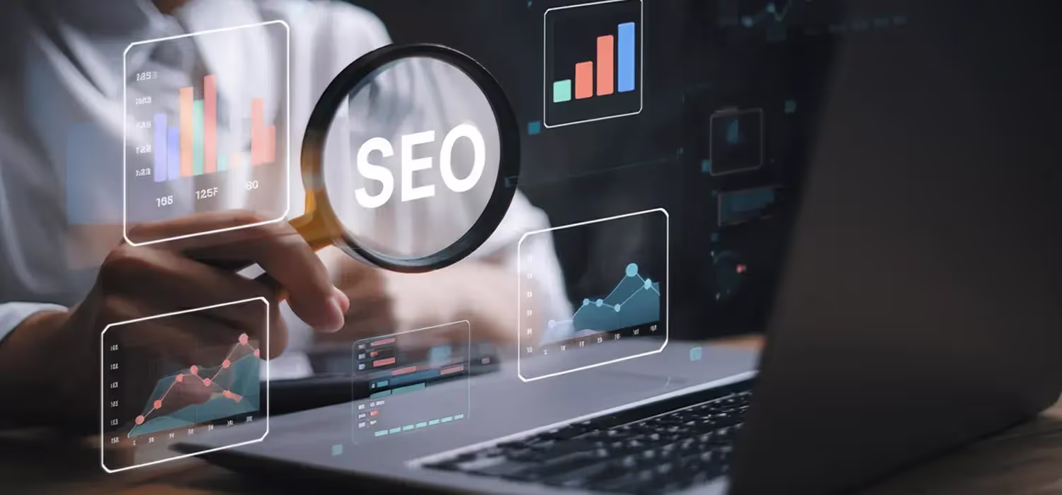 Une personne tenant une loupe et montrant un graphique représentant le référencement naturel.