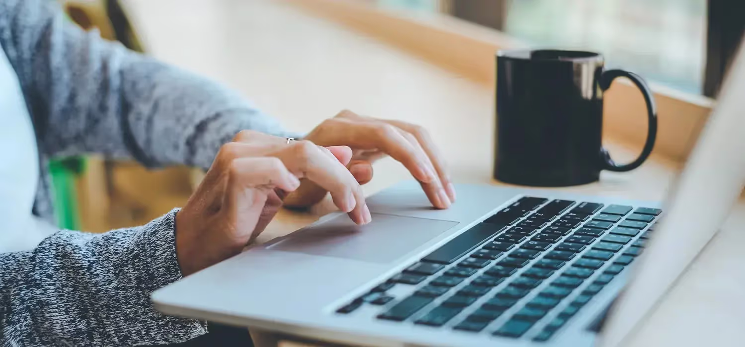 Un homme devant son pc occupé à faire une campagne adwords.