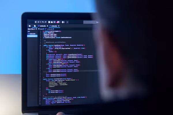 Développeur web travaillant sur un framework PHP pour créer une application web sur mesure.
