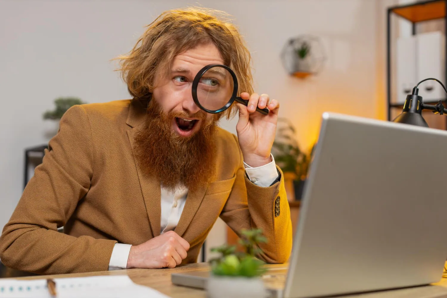 Personne avec une loupe montrant qu'il ne trouve pas le site web sur internet