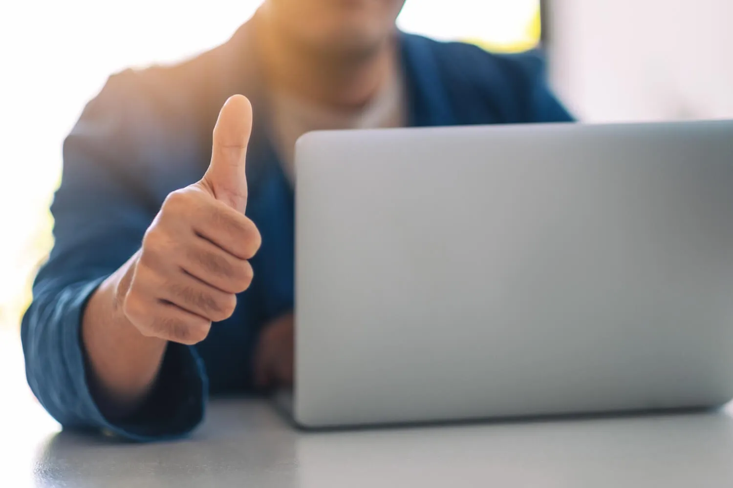 Client devant son pc content d'avoir trouver la bonne solution pour la création de son site internet