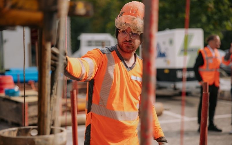 Mitarbeiter der Klefenz GmbH bei Bohrarbeiten auf einer Baustelle.