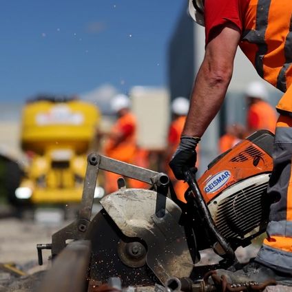 Mitarbeiter der Klefenz GmbH führt Schneidarbeiten an einer Schiene auf einer Baustelle aus.