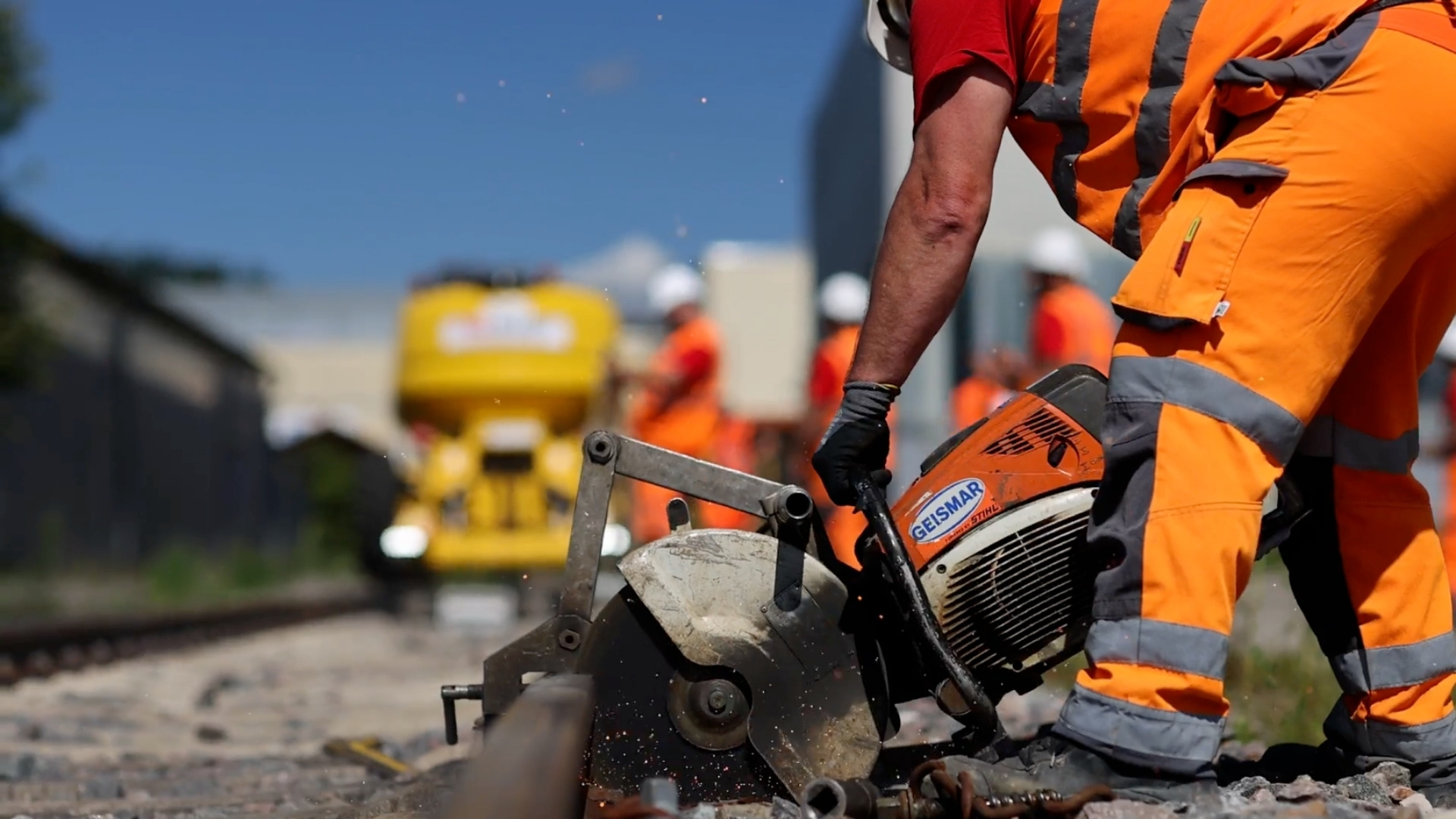 Mitarbeiter der Klefenz GmbH führt Schneidarbeiten an einer Schiene auf einer Baustelle aus.