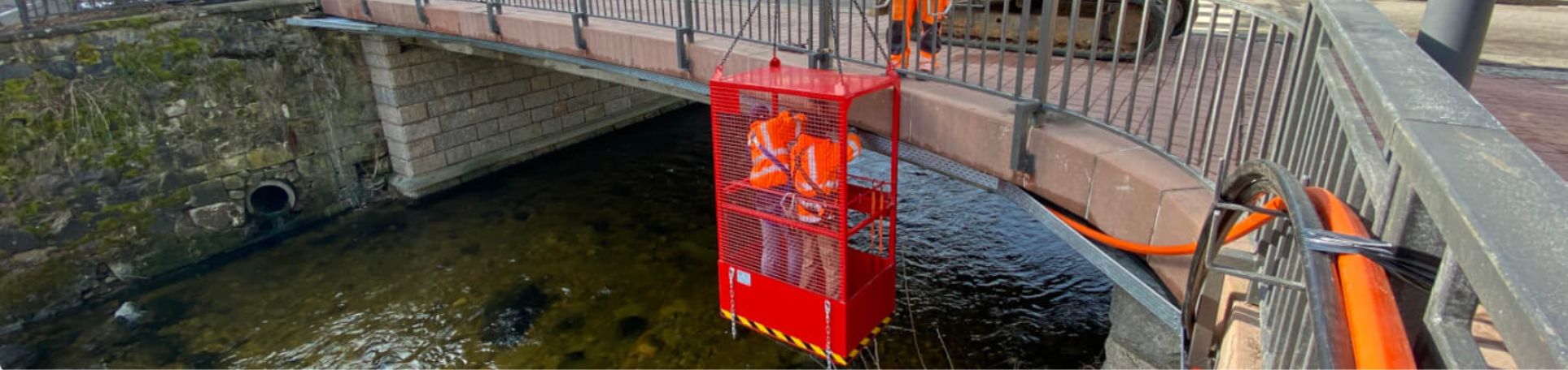 Glasfaserausbau: Kabelverlegung an einer Brücke