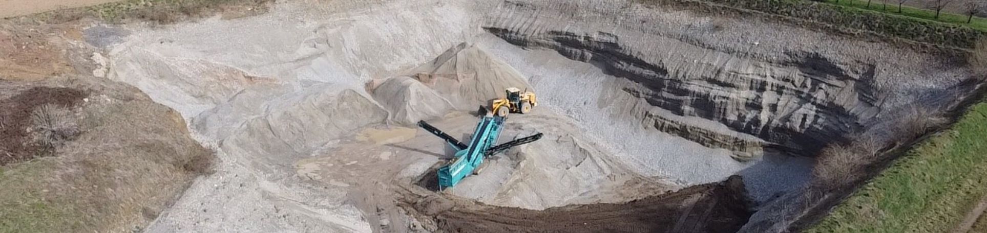Erdaushub: Bagger hebt eine Baugrube aus