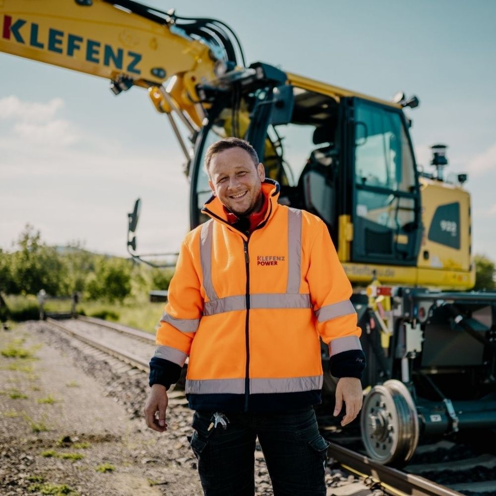 Mitarbeiter in Klefenz Kleidung auf der Baustelle im Einsatz.