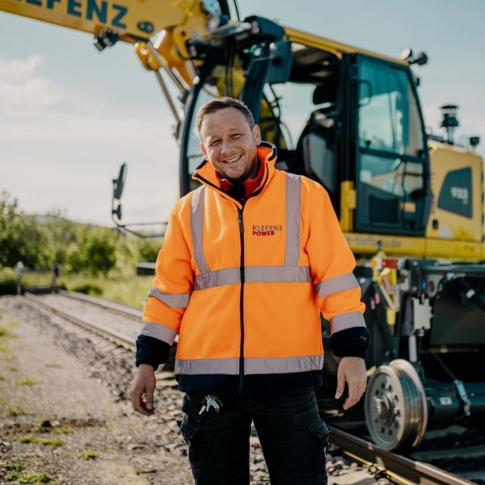 Mitarbeiter in Klefenz Jacke auf der Baustelle im Einsatz.