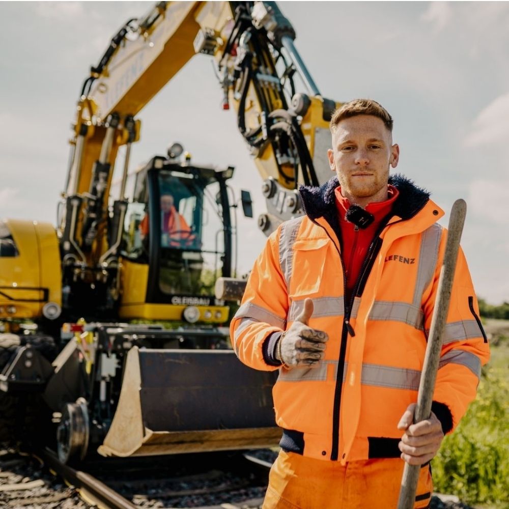 Mitarbeiter in Klefenz Weste auf der Baustelle im Einsatz.