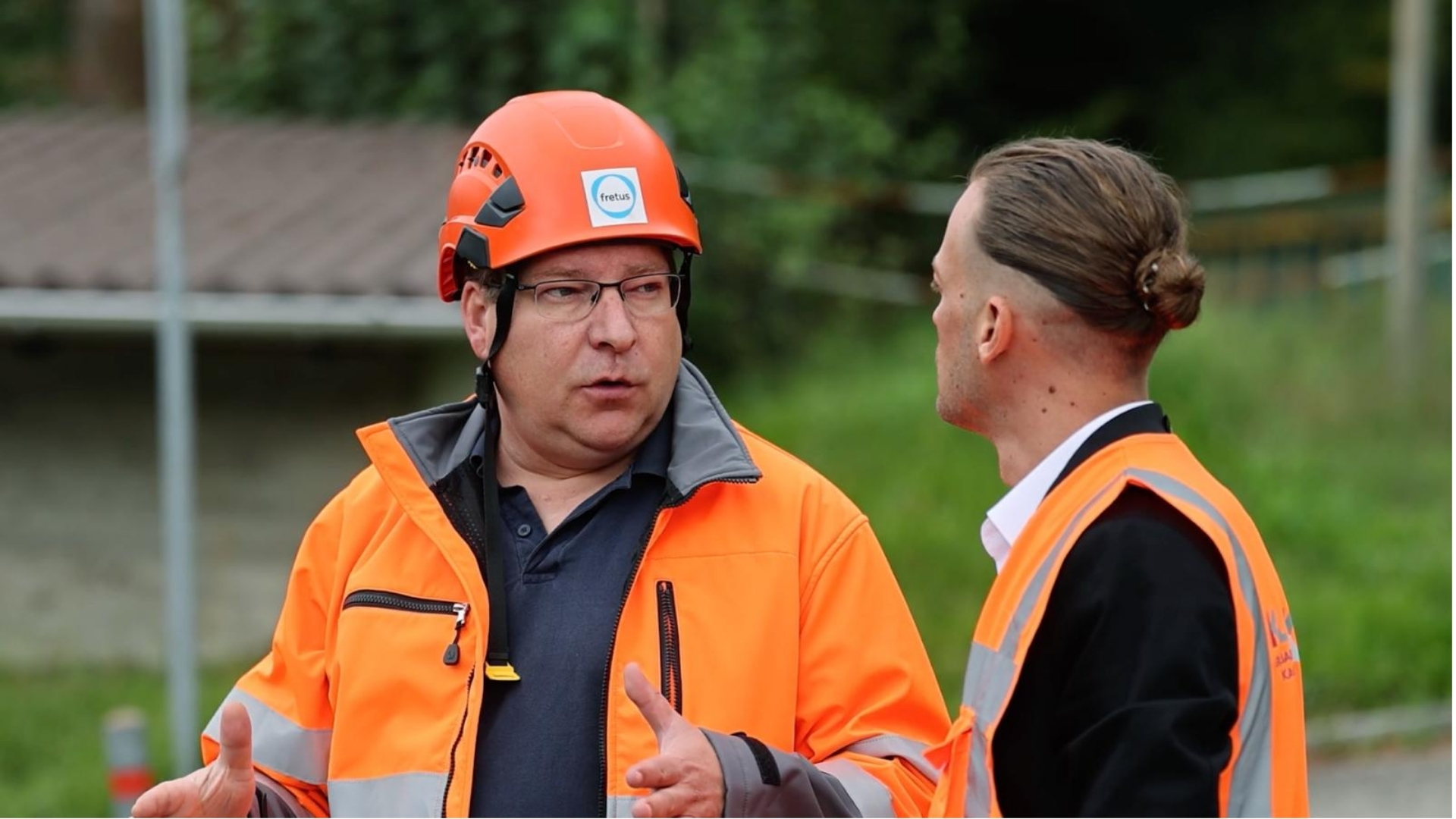 Besprechung zwischen einem Mitarbeiter der Fretus AG und der Klefenz GmbH