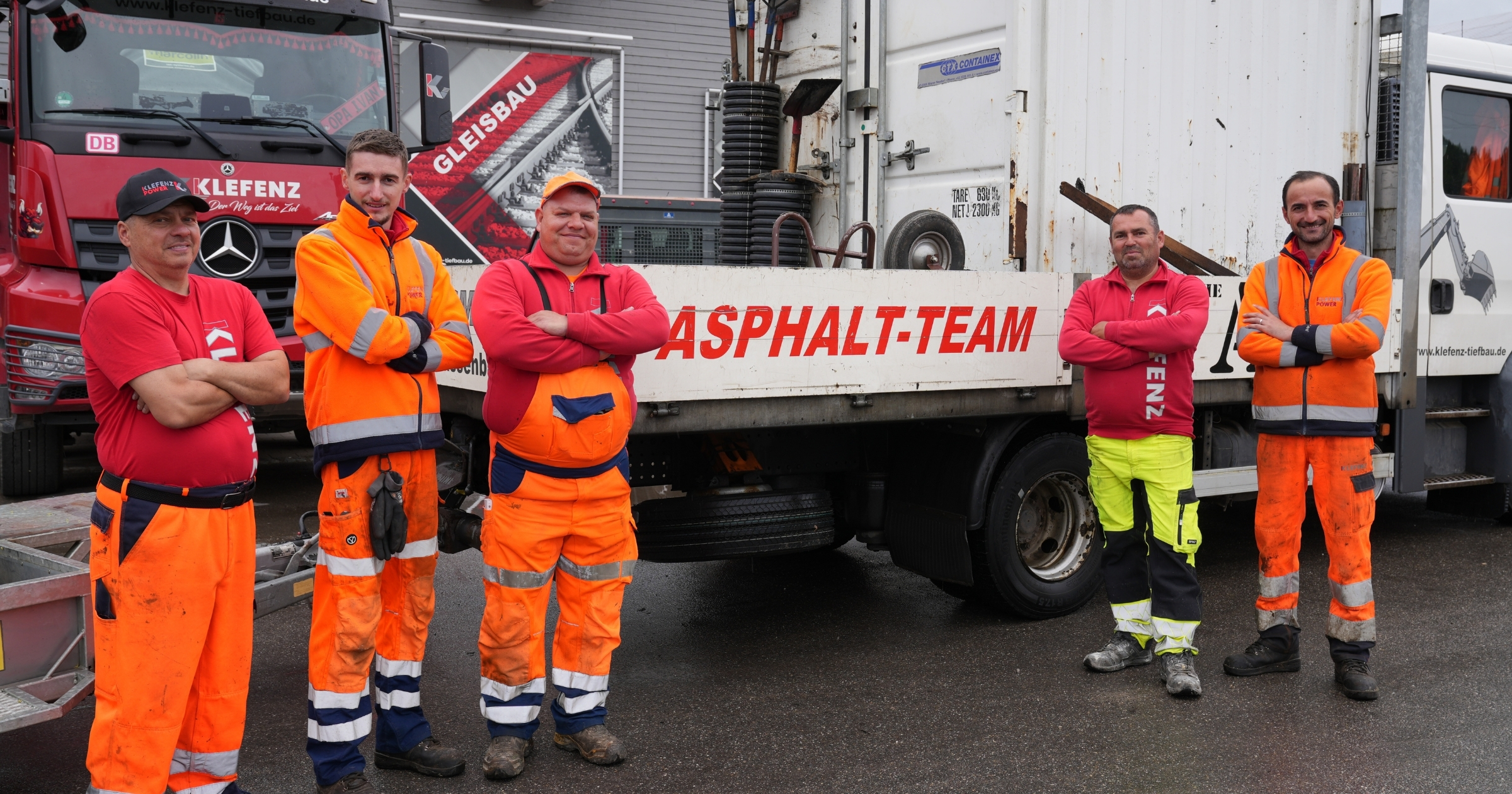 Mitarbeiter des Asphalt-Teams der Klefenz GmbH im Einsatz.