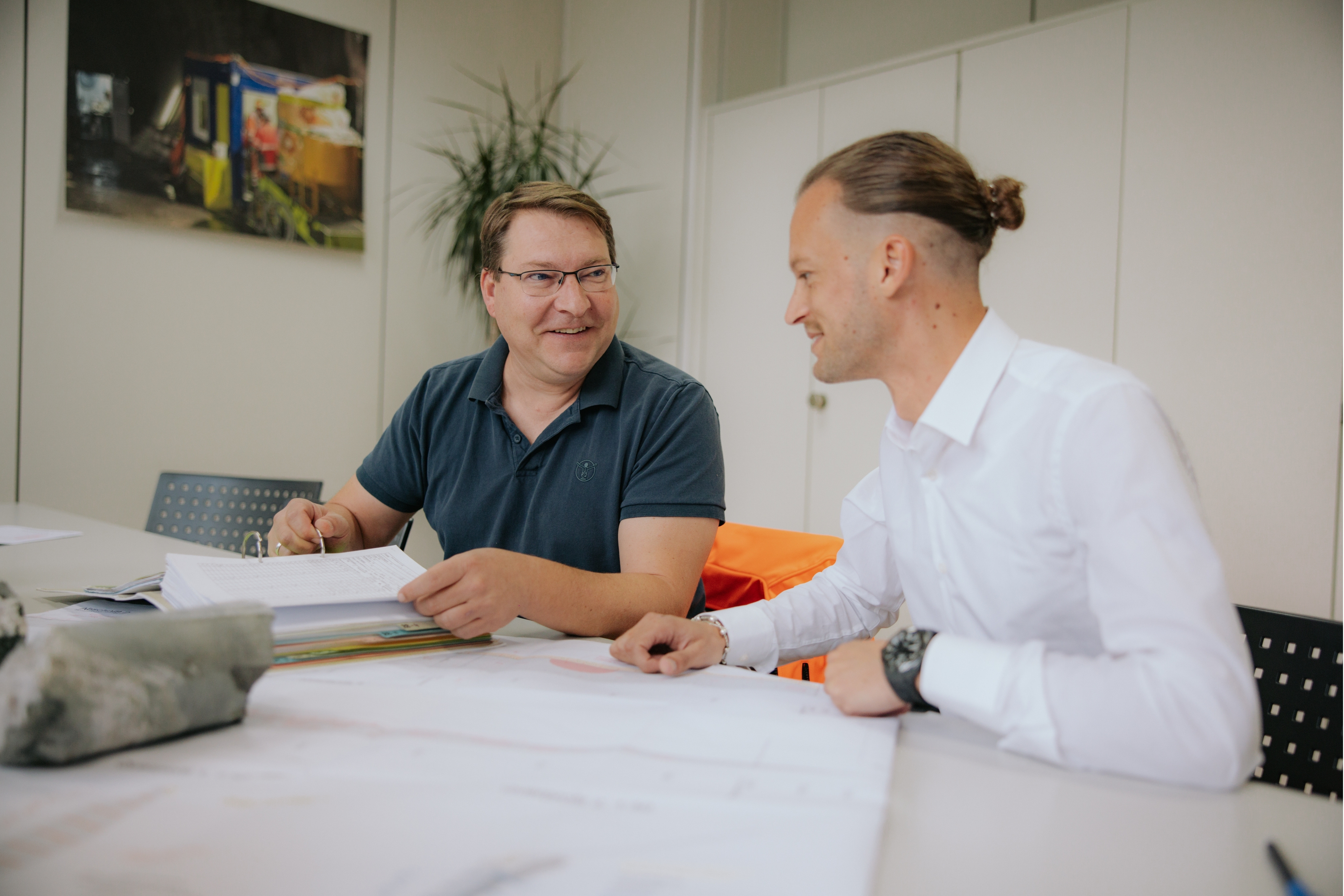 Besprechung zwischen einem Mitarbeiter der Fretus AG und der Klefenz GmbH