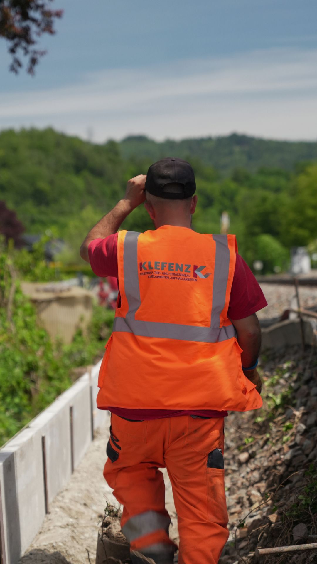 Mitarbeiter der Klefenz GmbH in oranger Warnkleidung bei Tiefbauarbeiten an einem Bahngleis der Hochrheinbahn