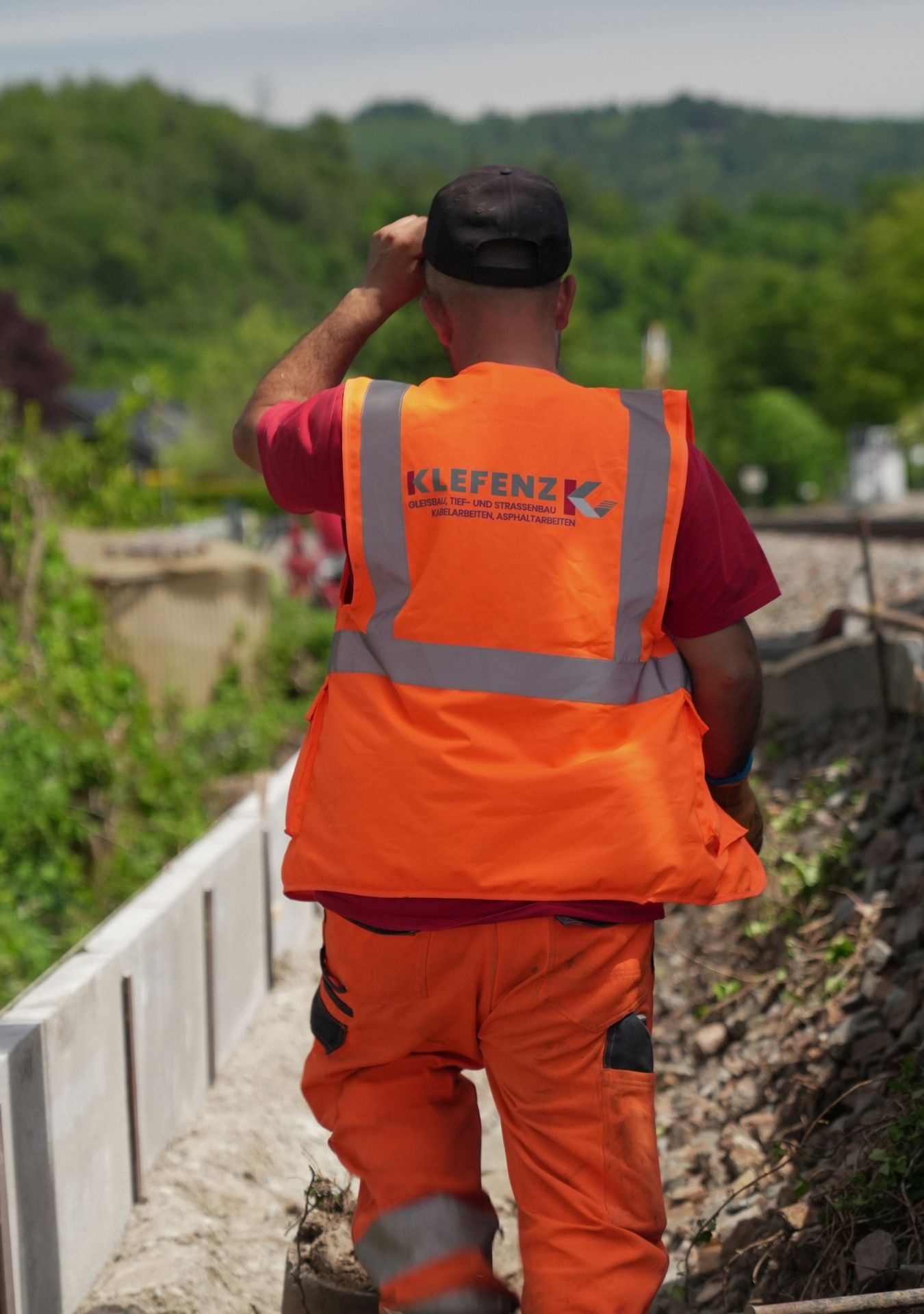 Mitarbeiter der Klefenz GmbH in oranger Warnkleidung bei Tiefbauarbeiten an einem Bahngleis der Hochrheinbahn