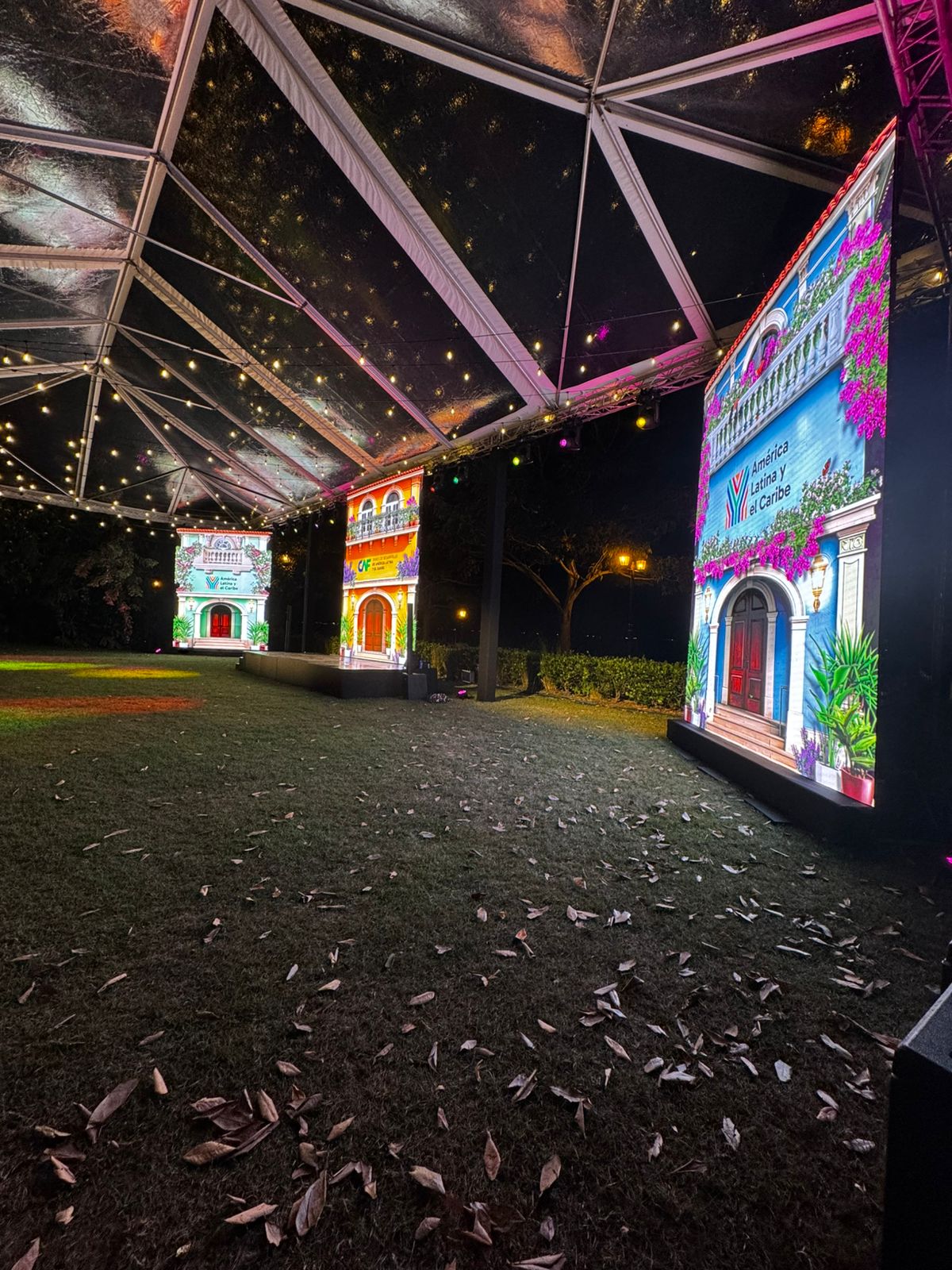 Pantallas LED con fachadas coloniales panameñas montadas en carpa con estructura de truss para evento al aire libre