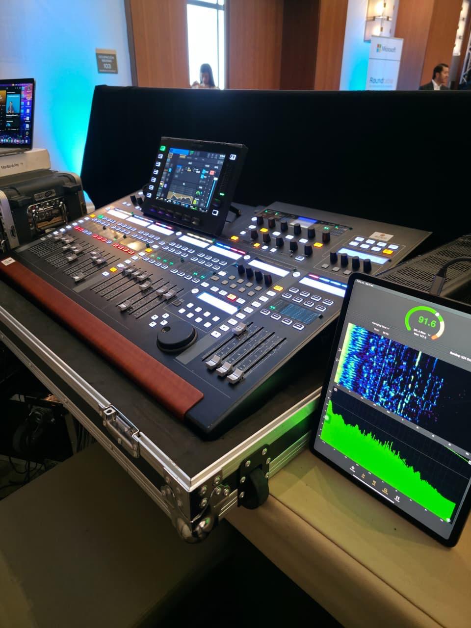 Consola digital de audio con analizador de espectro operada durante un evento corporativo en salón de hotel
