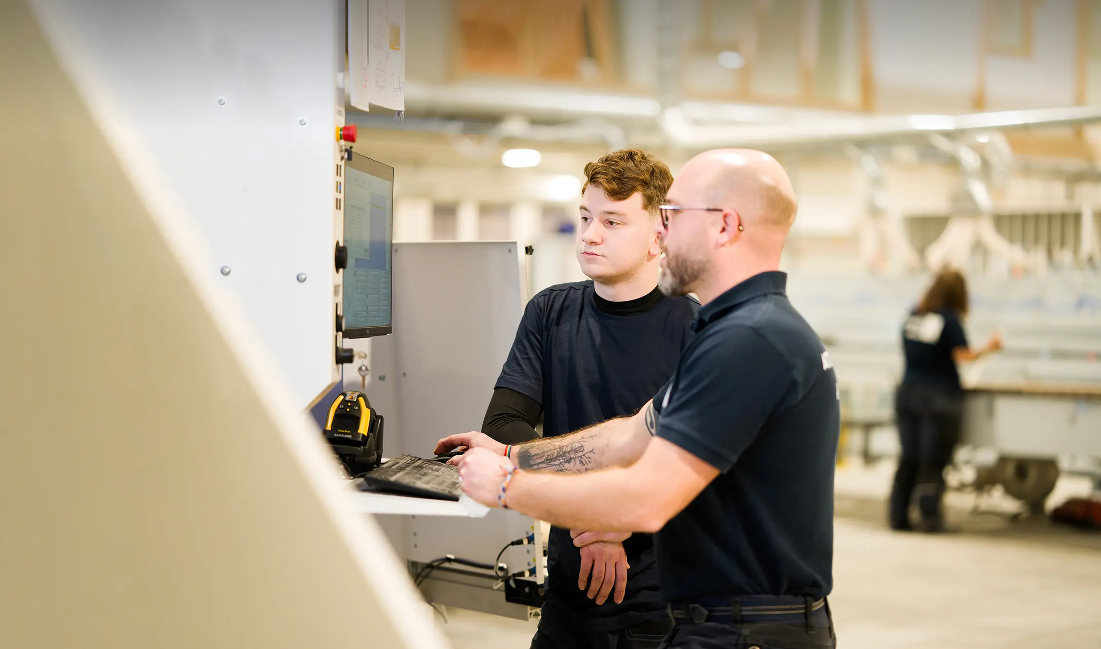 Finition de pièces en atelier — Les Ateliers de Reims