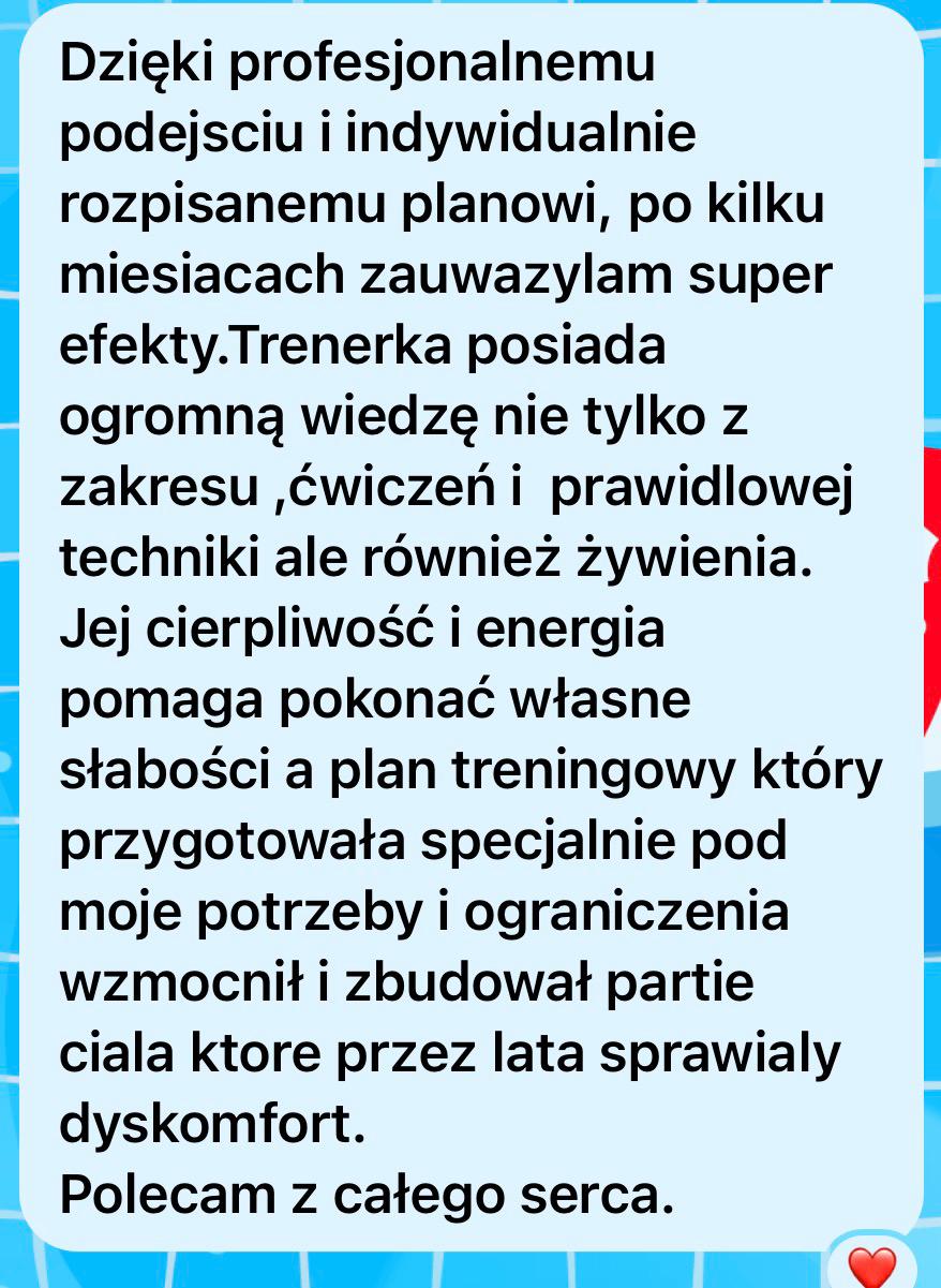 Tekst opinii w języku polskim chwalący profesjonalne podejście i indywidualnie rozpisany plan treningowy oraz wiedzę trenerki z zakresu ćwiczeń i żywienia.