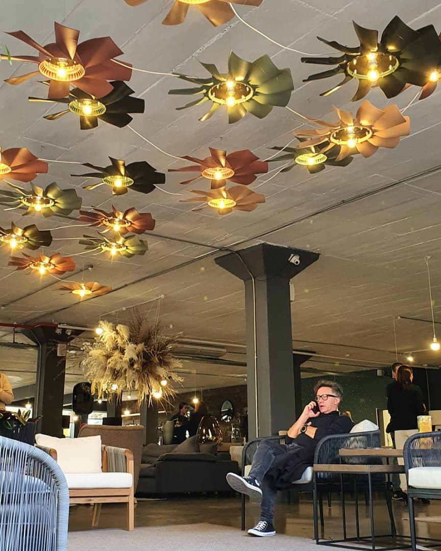 A bloom installation of light fittings in autumn colors in Sempre Fortis