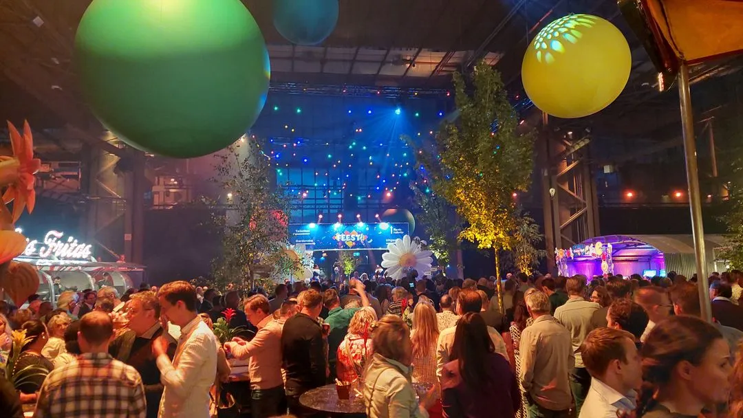 Gezellig Bedrijfsfestival, groot evenement maatwerk door Pop-up Groep. Leuke activiteiten, themafeest, pubquiz en spelshow