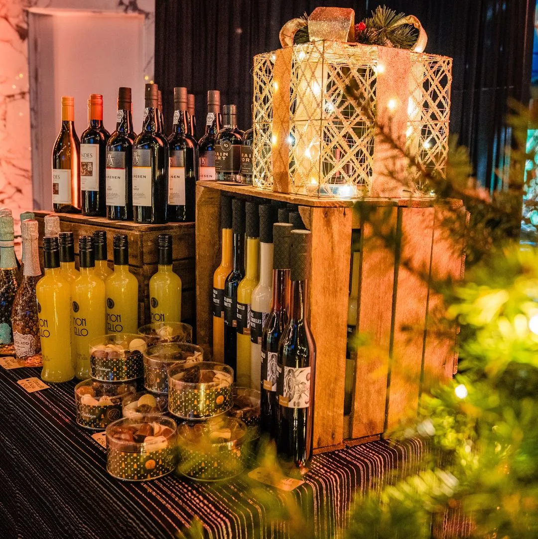 Mooie wijnen leuk neergezet op de kerstmarkt met kerstpakketten, kerst, kerstmarkt, kerstsfeer, duurzaam Pop-up Groep