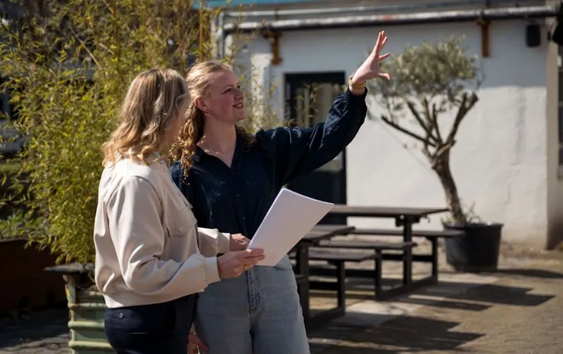 Overleg met collega's over creatieve concepten, bedrijfsuitje, personeelsfeest en leuke activiteiten van Pop-up Groep