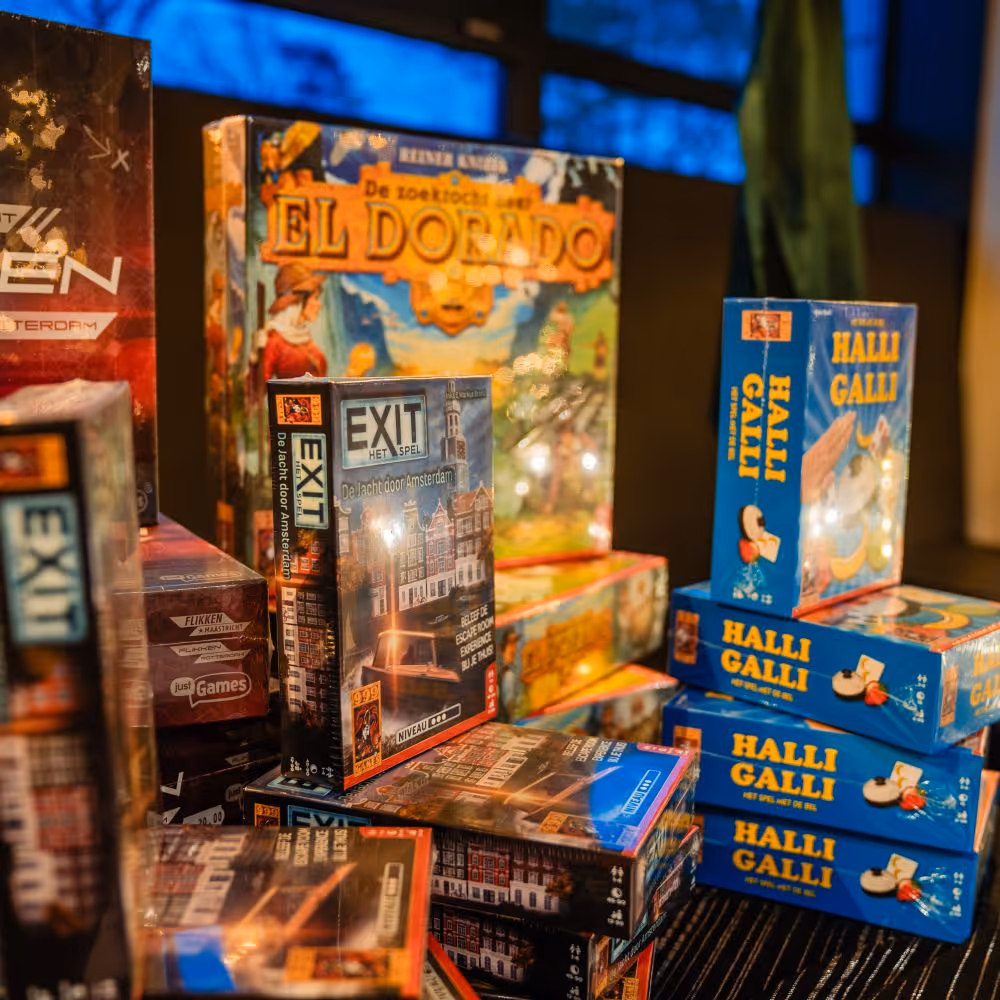 Bordspellen mooi gedecoreerd in een kerstkraam op de kerstmarkt voor bedrijven