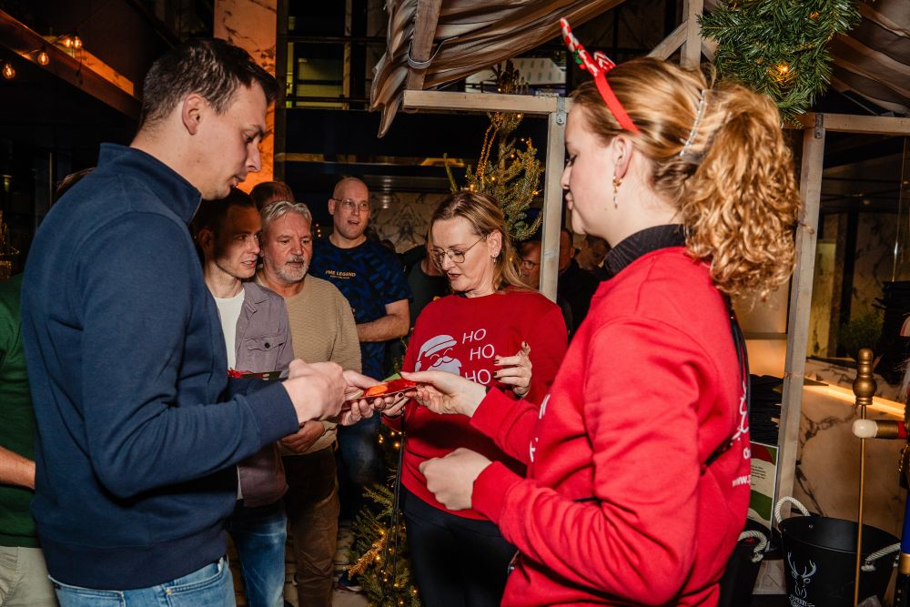 Incheckmoment bij de Pop-up Kerstmarkt in Breda waar medewerkers hun shopmunten ontvangen