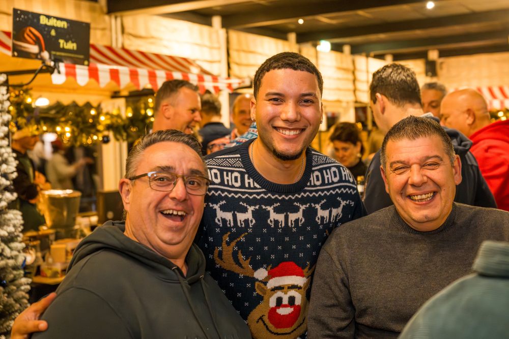 Pop-up Kerstmarkt op locatie in Nijmegen waar medewerkers hun kerstpakket samenstellen bij sfeervolle kramen