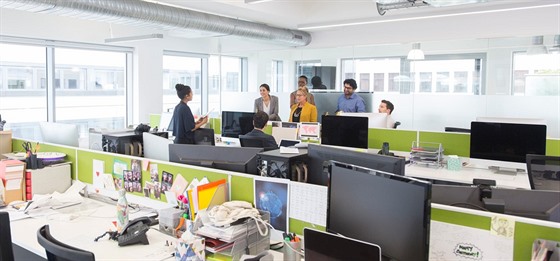 Odstup mezi zaměstnanci se stal najednou běžným standardem.