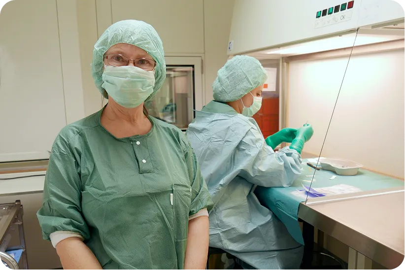 Anästhesie Ärzte schauen sitzen in der Praxis, eine schaut in die Kamera, die andere ist beschäftigt 