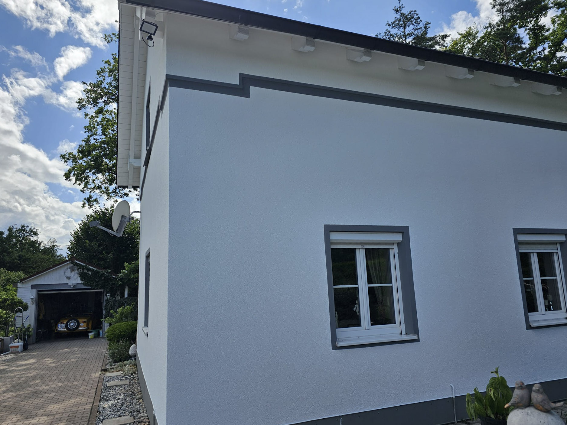 Malermeister Martin Sieberer kombiniert präzise Malerarbeiten mit modernem Wetterschutz für eine langlebige Optik.