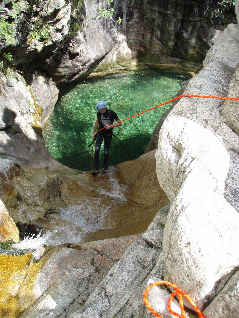 Canyoning dans les gorges de Corse, eaux émeraude