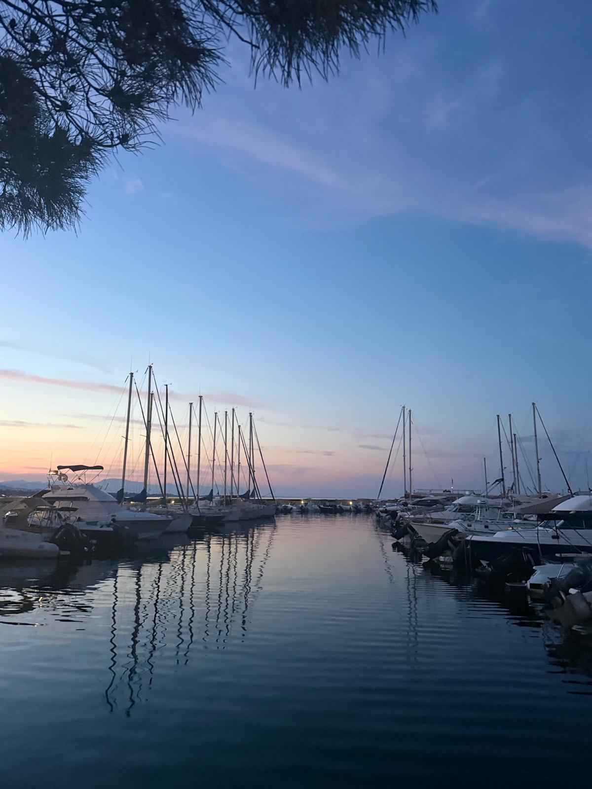 Port de Solenzara au crépuscule, voiliers et reflets dans l'eau