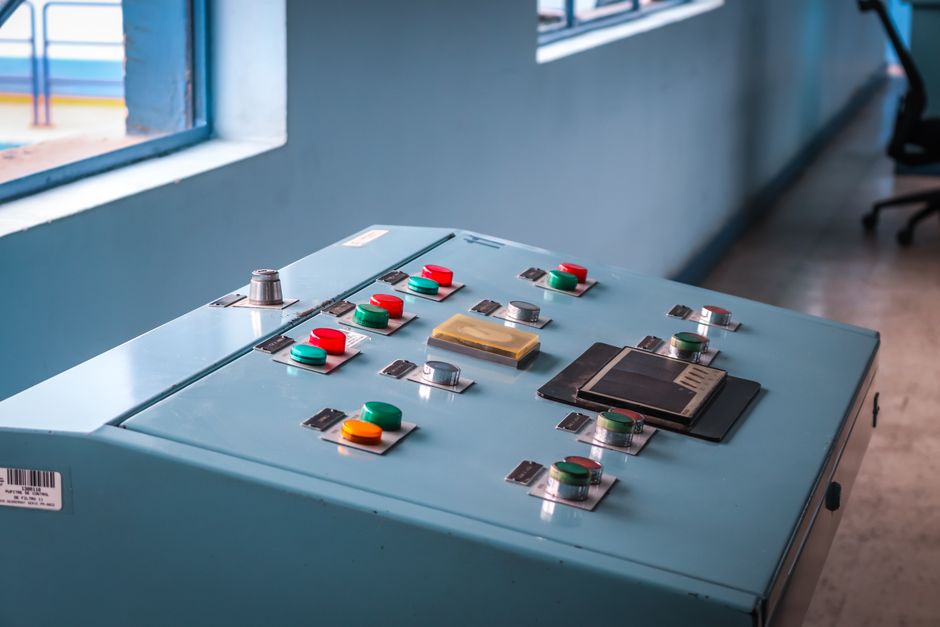 Pupitre de commande industriel avec boutons et voyants