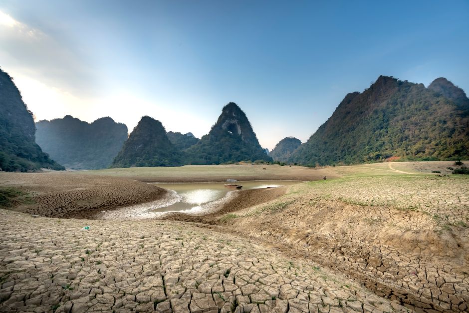 Terre craquelée par la sécheresse, cours d'eau réduit