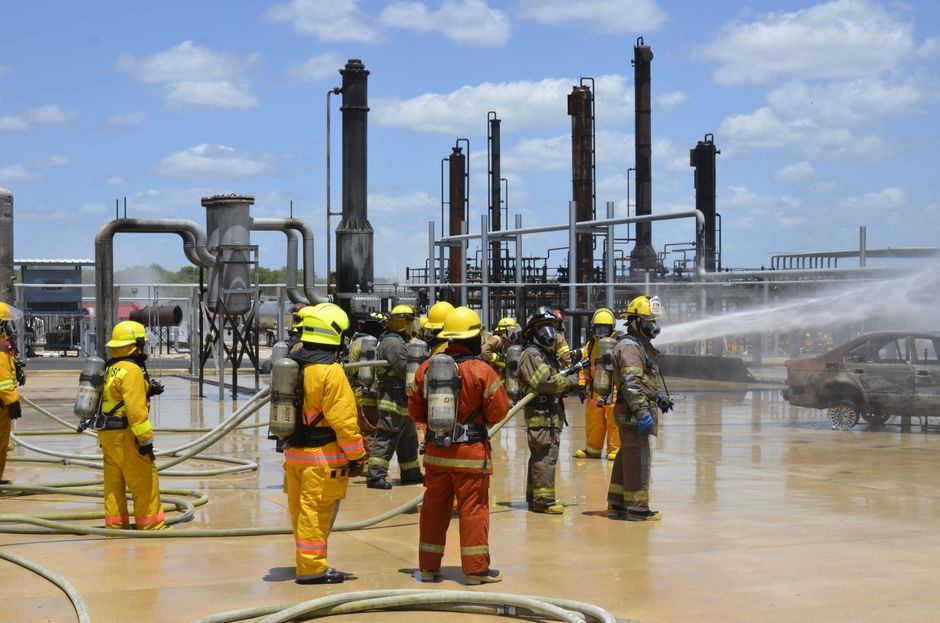 Exercice de sécurité sur un site industriel, équipe en tenue de protection