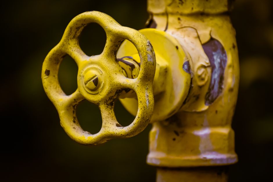 Vanne d'arrêt jaune isolée sur une canalisation industrielle