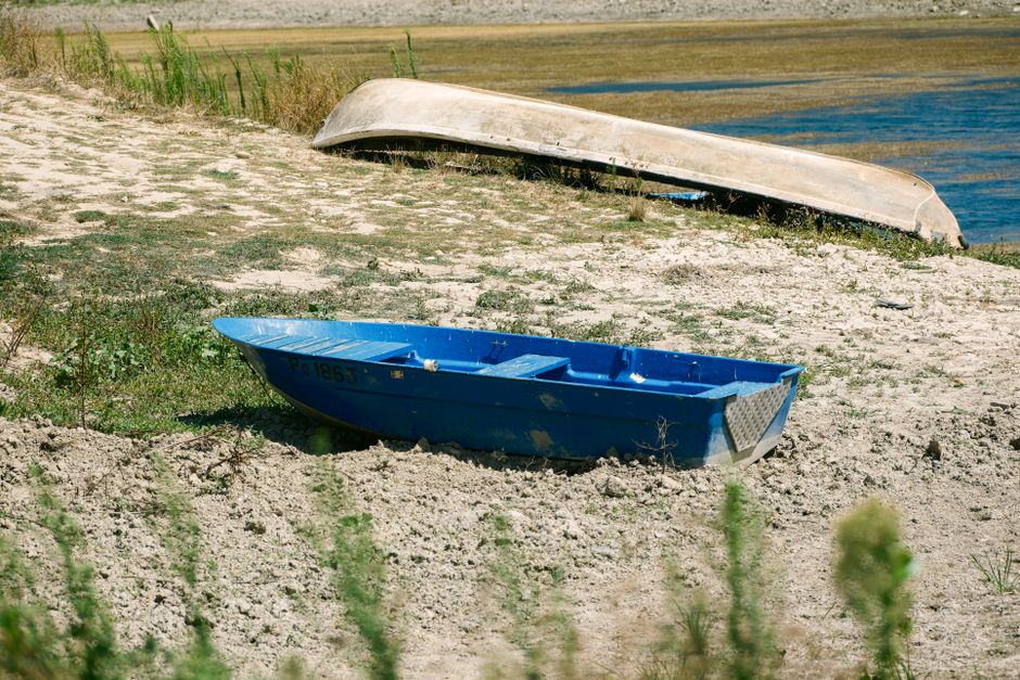 Barques échouées sur le lit à sec d'une rivière