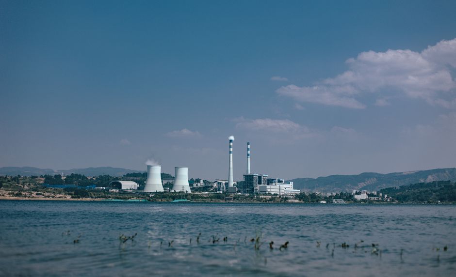 Tours de refroidissement d'une centrale au bord d'une rivière