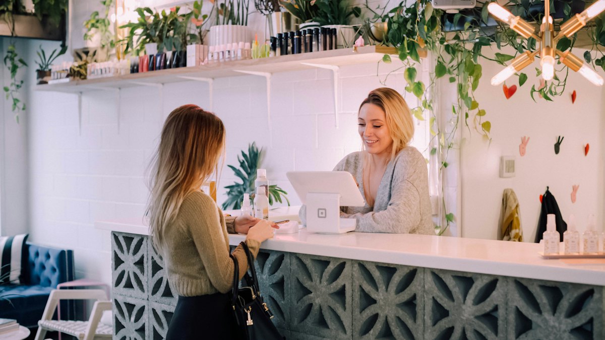 Comptoir d'un commerce avec une cliente
