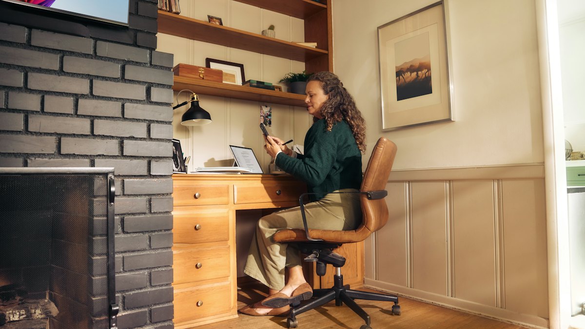 Personne en télétravail à son bureau