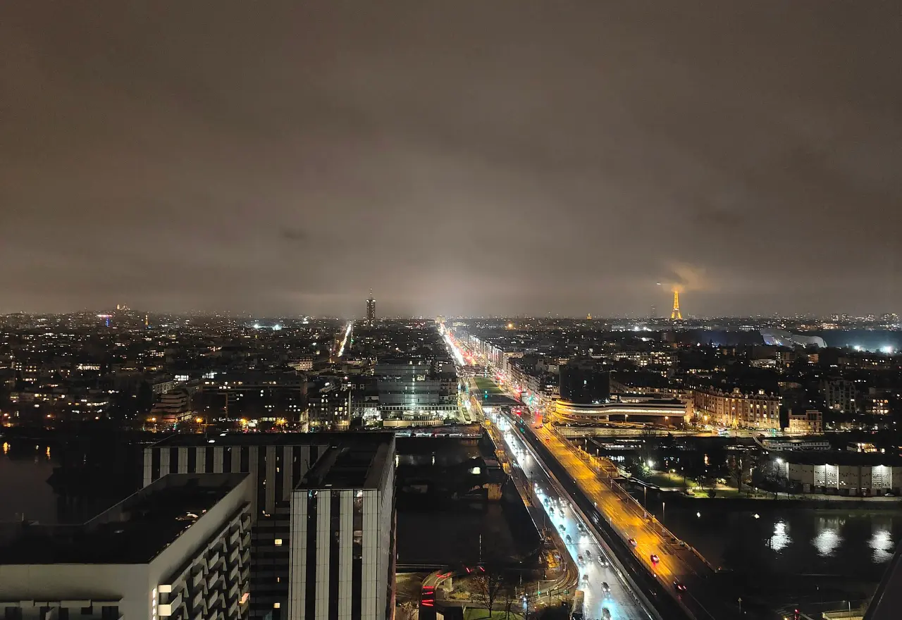 Vue sur Paris de nuit depuis La Défense