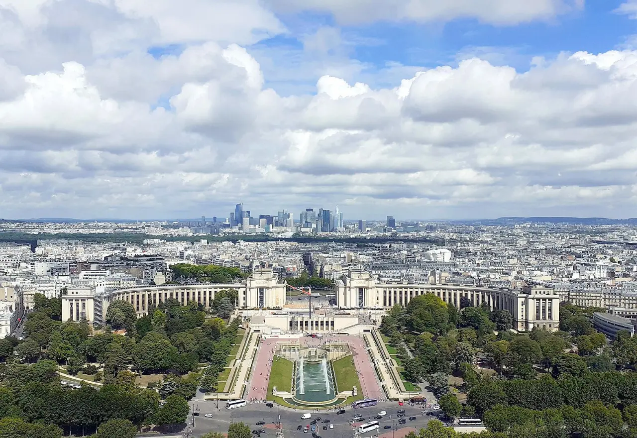 Le quartier d'affaires de La Défense vu depuis la tour Eiffel