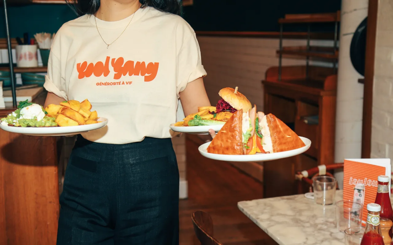 Restauration : service en salle dans un restaurant équipé en UniFi par Wanqo