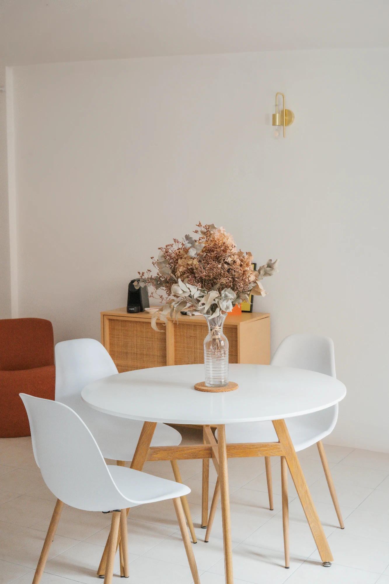 Suites Côté rue / Côté cour ⎯ Table avec 4 chaises