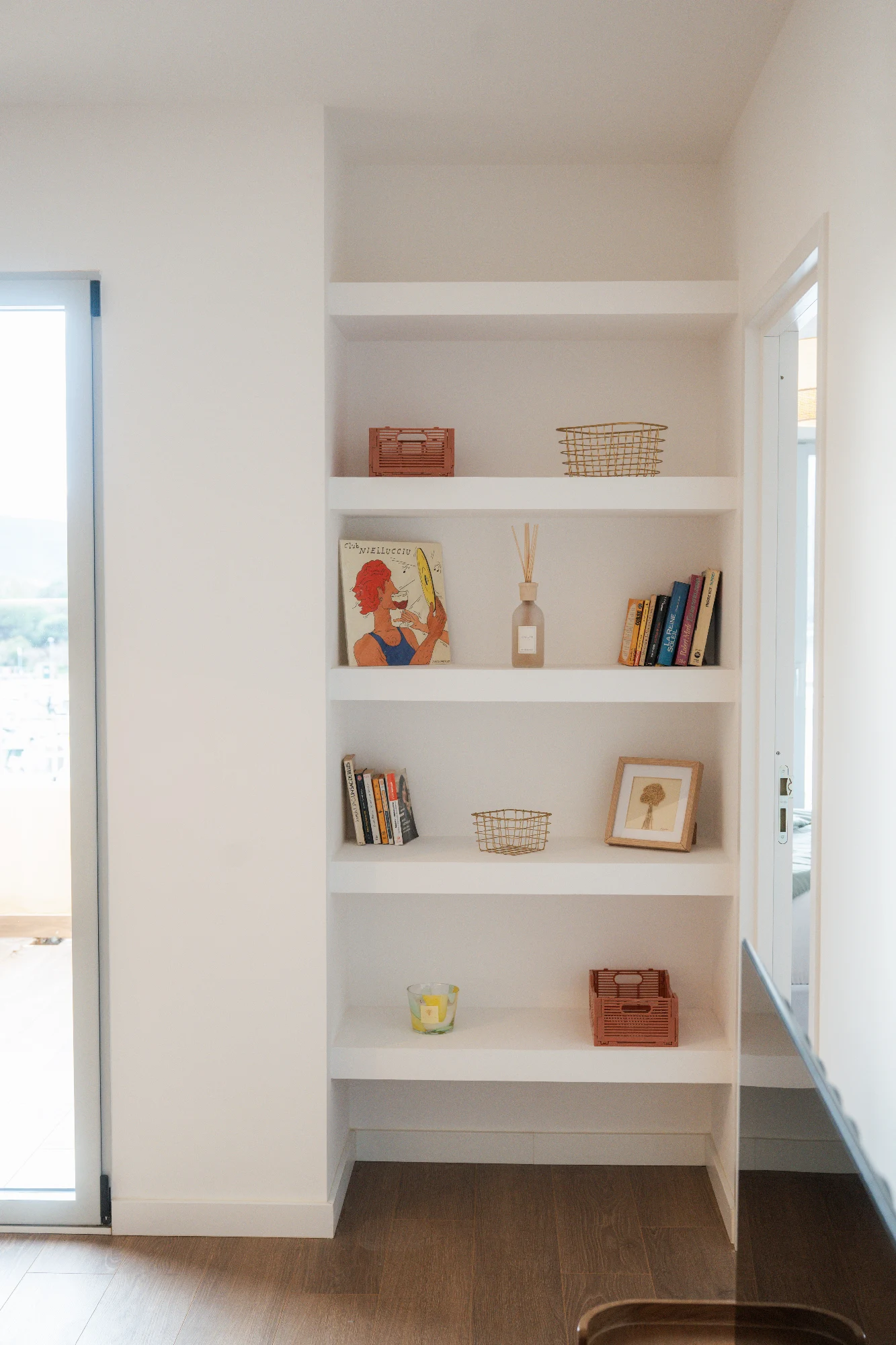 Appartement ⎯ Grande étagère murale