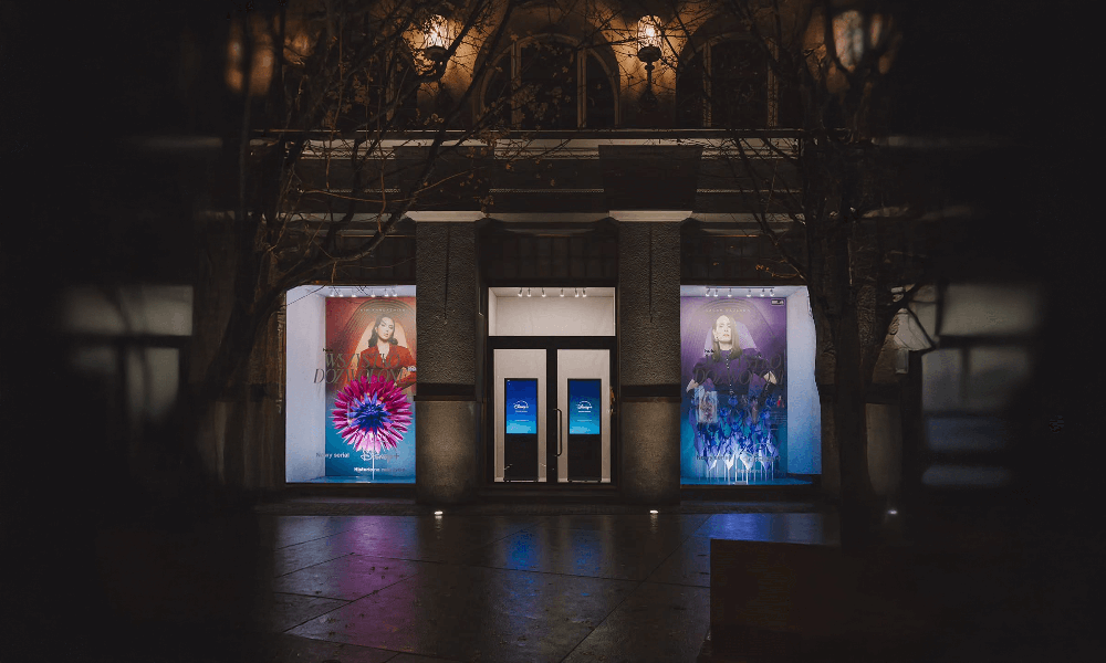 Realizacja Real ON – wyświetlacz reklamowy digital signage w witrynie, kampania Disney