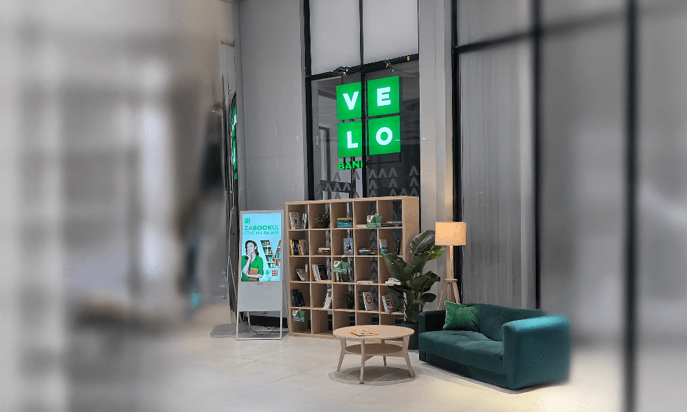 Realizacja Real ON – digital signage w strefie klienta Velo Bank, ekrany reklamowe w oddziale
