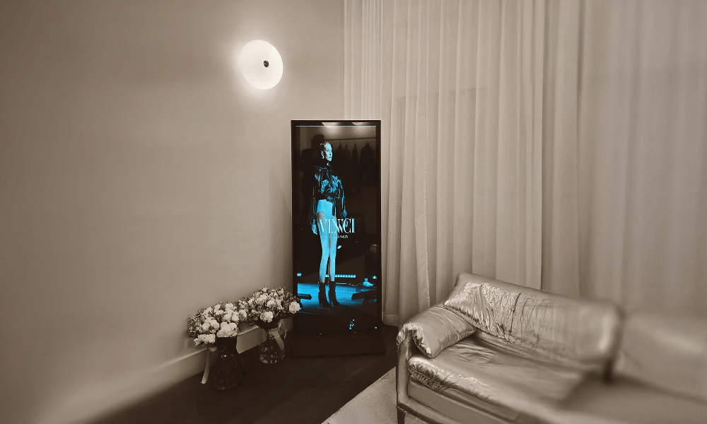 Realizacja Real ON – totemy i 70-calowy ekran 4K dotykowy, interaktywne digital signage VINNCI